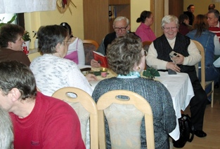 Gäste des Tagestreffs Weißwasser feiern gemeinsam den Heiligen Abend