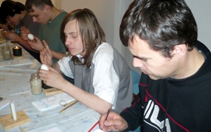 Jugendliche aus Schwaigern und Peitz beim Ostereier bemalen im Wendischen Museum in Cottbus