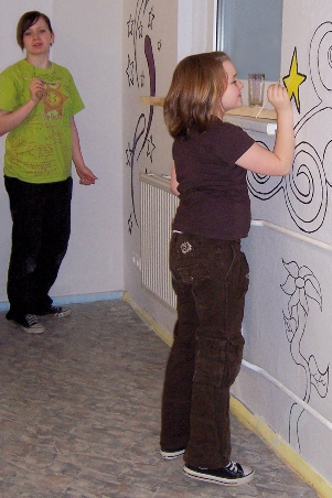 Besucher der Einrichtung gestalten die Wände selbst