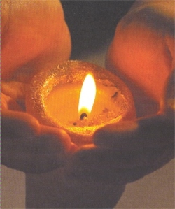 Kleine Präsente Kerze in der Hand