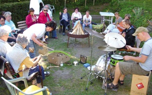 Neue Seiten entdeckt: Teilnehmer der Projektwoche beim Musizieren am Lagerfeuer.
