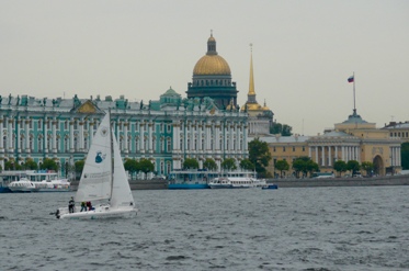 Prunkvolle Bauten prägen den Charme der Stadt an der Newa.