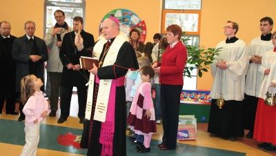 Bischof Dr. Konrad Zdarsa segnet die Räume der Kita Sankt Jakobus in Görlitz