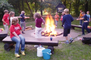 Kinder und Jugendliche am Lagerfeuer