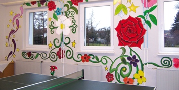 Schön gestalteteter Tischtennisraum