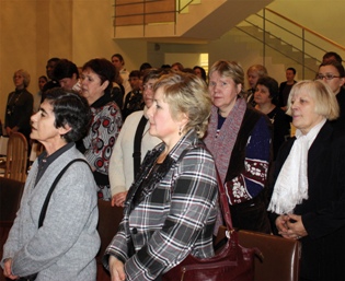 Gäste im Bischof-Malezky-Förderzentrum bei der Feier