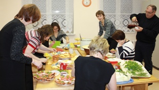 Mitarbeiterinnen und Pater Mariano beim Vorbereiten des Festes