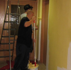 Jugendliche beim Streichen der Wände