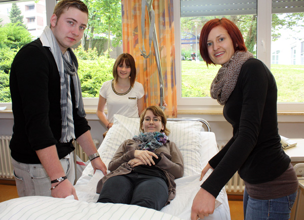 Teilnehmer des Pflegeprojektes bei einer Übung