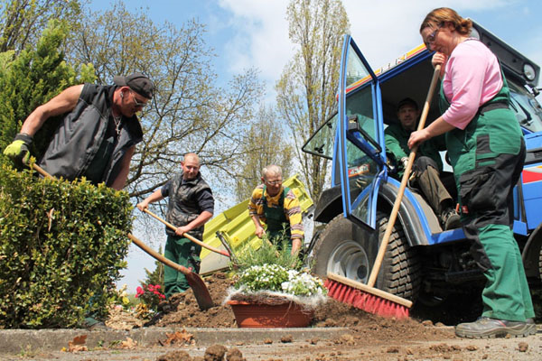 Die Friedhofsgruppe der Caritas-Werkstatt in Brilon