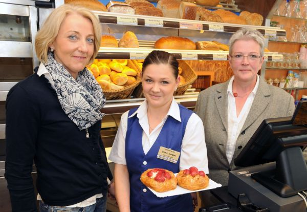 Am Ausbildungsplatz in der Bäckerei: Eine Auszubildende mit der Personalleiterin