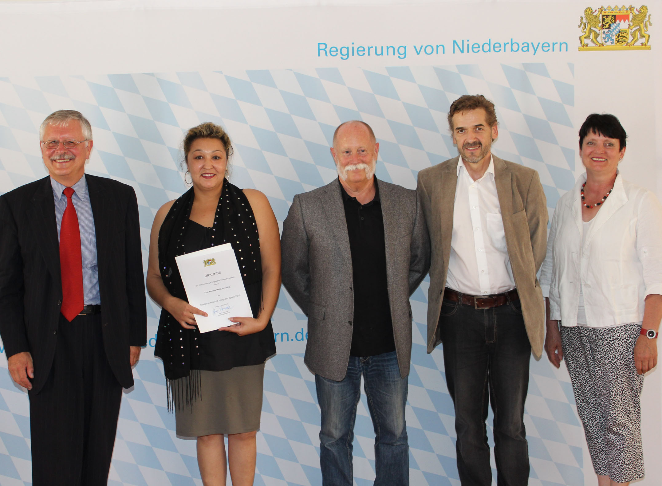 Preisträgerin Manuela Weiß (2.v.li) bei der Preisverleihung.