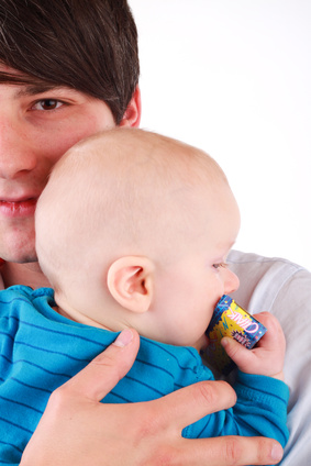 Vater mit Baby auf dem Arm