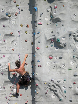 Kletternder Mann an einem Felsen