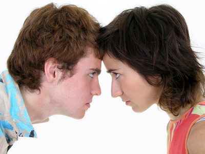 Mann und Frau schauen sich an.