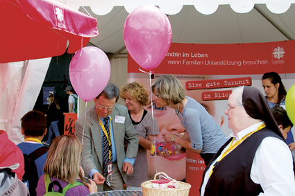 Leute am Stand des DiCV Freiburg