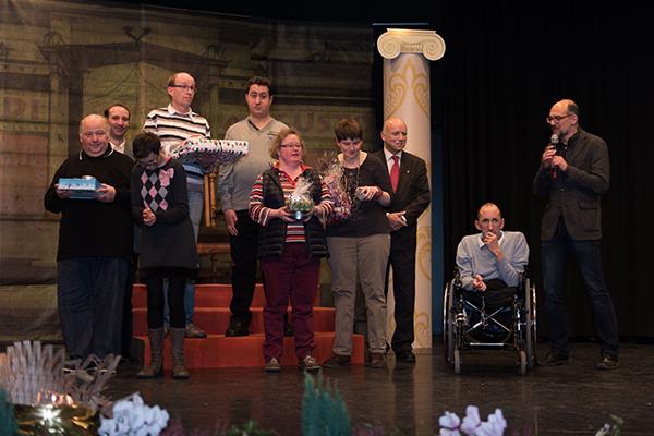 Der Werkstattleiter, der MAV-Vorsitzende und der Gesamtwerkstättenleiter stehen neben 7 Mitarbeitern, die viele Jahrzehnte in der Werkstatt tätig waren. Die halten Geschenke in den Händen. 