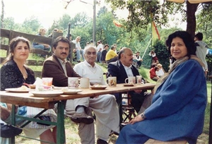 Flüchtlinge und Migranten beim Kaffeetrinken Flüchtlinge und Migranten haben sich bei sonnigem Wetter unter einen Baum zum Kaffeetrinken zusammen gesetzt.