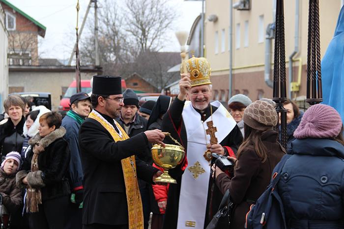 2. Nach dem Segen für das Fahrzeug auch Weihwasser für die Festgemeinde.