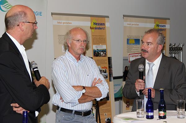 Drei Männer unterhalten sich. Zwei von Ihnen halten ein Mikrofon in der Hand. Unser Caritasdirektor scheint gerade hinein zu sprechen. Er blickt dabei den ihn gegenüberstehenden Mann an. 