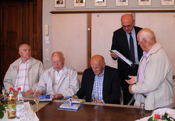 Wir befinden uns im Rathaus in Hünfeld. Der Bürgermeister händigt an die polnischen Gäste eine Willkommensmappe aus. 