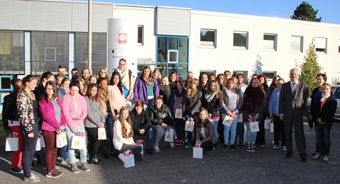 Vor der Caritas Altenpflegeschule in der Ratgarstraße in Fulda haben sich die neuen Ausbildungsteilnehmer mit den Verantwortlichen des Caritasverbandes zum Gruppenfoto zusammengestellt. 