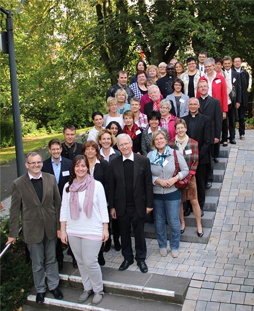Die Teilnehmer und Verantwortlichen haben sich auf einer Treppe im Bonifatiuskloster in Hünfeld zu einem Gruppenfoto zusammegestellt.