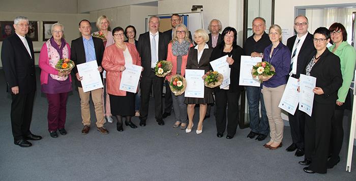 Die Verantwortlichen der Caritas, die Einrichtungsleiter der Altenpflege und die Vertreter der Zertifizierungsgesellschaft haben sich zu einem Gruppenbild zusammengestellt. 