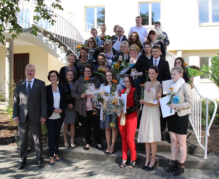 Die Teilnehmer der Examensfeier haben sich im Bonifatiushaus in Fulda auf der geschwungenen Außentreppe als Gruppe aufgestellt. 