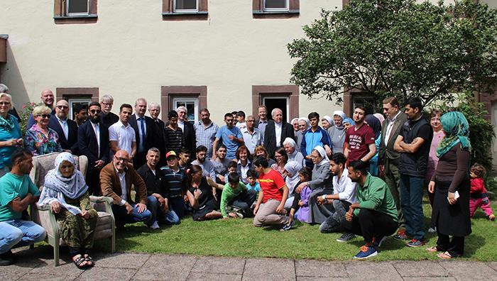 Die Besucher haben sich mit den Bewohnern und Betreuern zu einem großen Gruppenfoto zusammengestellt.