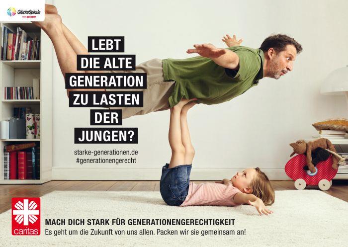 Auf dem Kampagnefoto liegt ein Kind auf dem Boden und steckt seine Beine nach oben. Auf dessen Füßen ist ein Mann, der mit seinen Armen ein Flugzeug nachbildet. 