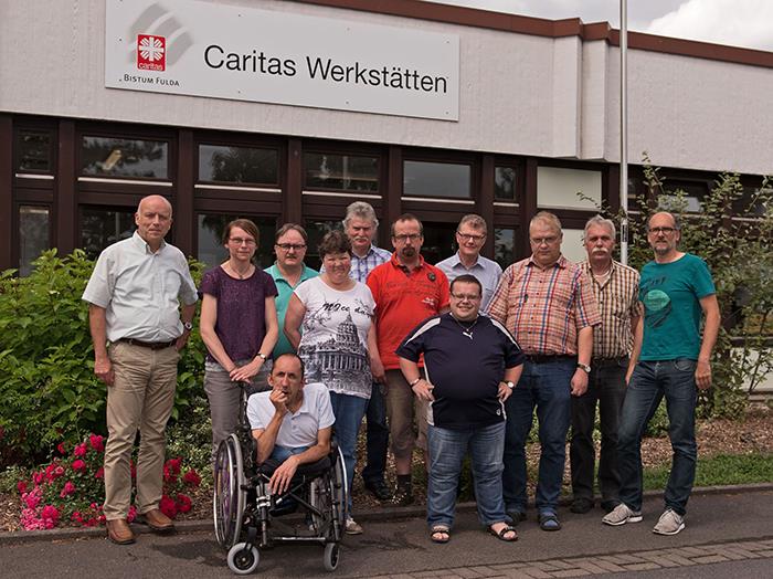 Fuldas Teilnehmer am Werkstättentag haben sich nach dem Vortreffen zu einem Gruppenfoto vor der Werkstatt in Fulda zusammengestellt.