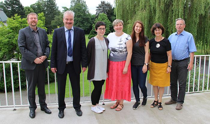 Die Teilnahmer haben sich auf der Terasse als Gruppe zusammensgestellt.