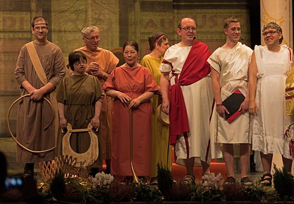 Vor einer arabisch gestalteten Leinwand haben sich die Schauspieler in ihrer fernöstlichen Kleidung mit Instrumenten aus der damaligen Zeit zu einem Gruppenfoto zusammengestellt. Auch der Pharao und s