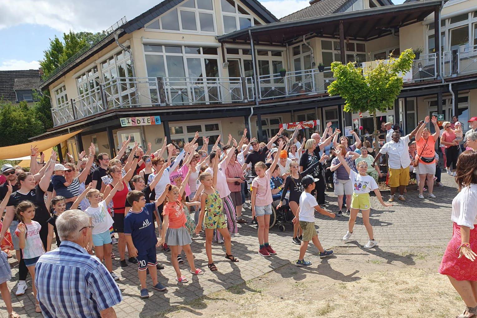 Foto von Besuchern bei der Tanzaktion der Johannishöfer aus Mendig