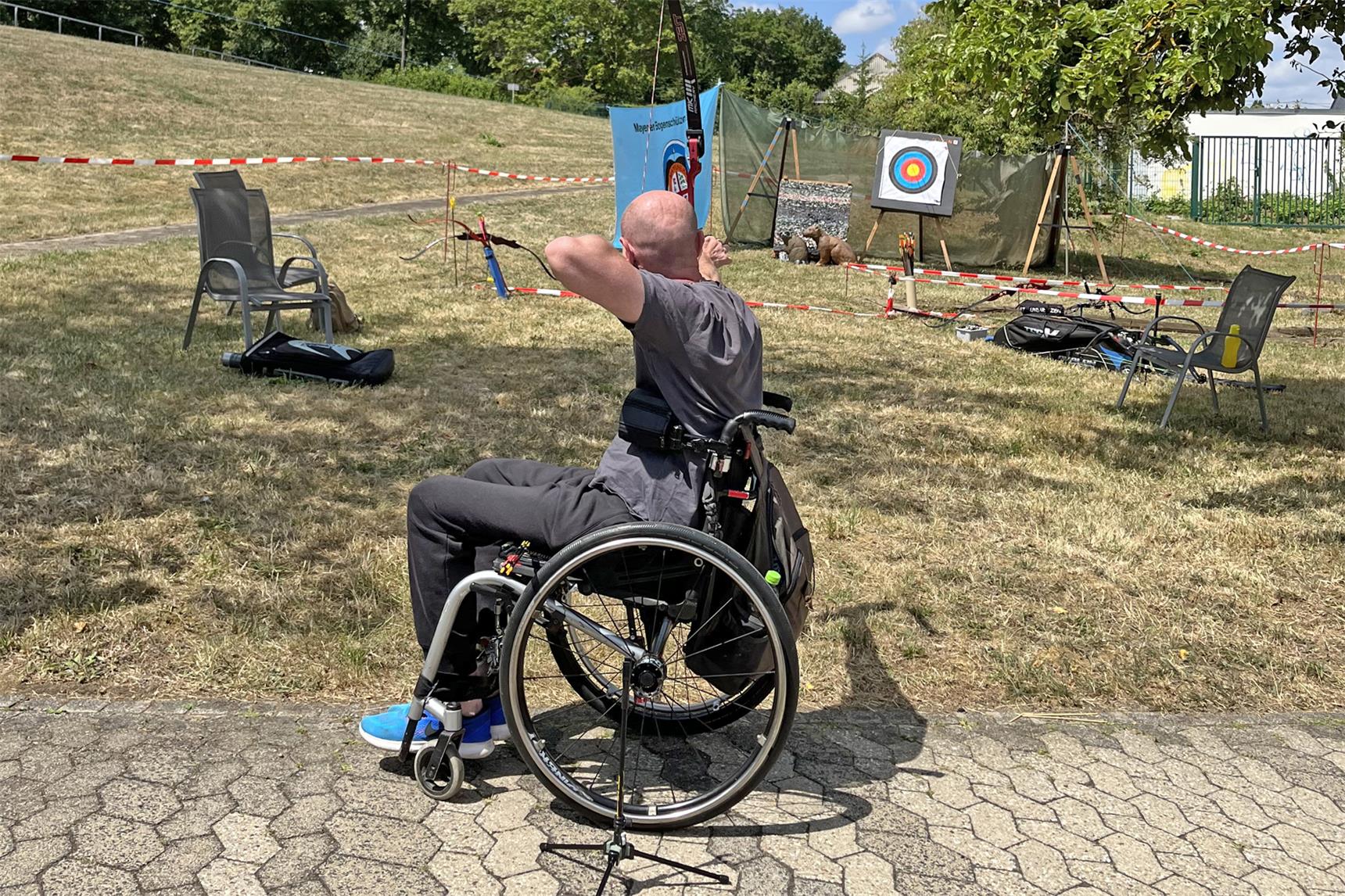 Foto eines Teilnehmers beim Bogenschießen auf dem Festgelände