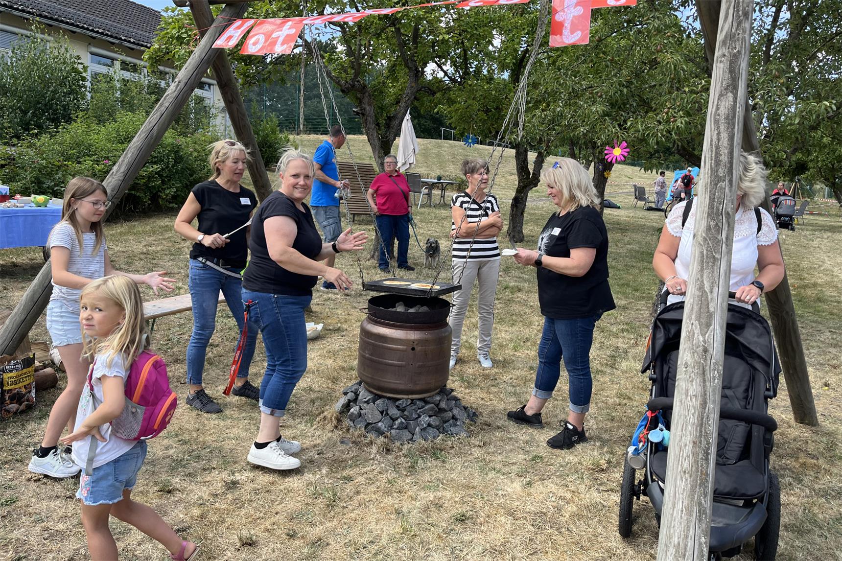 Foto beim Brotbacken mit Mitarbeiterinnen der Tagesförderstätte im Caritas Zentrum