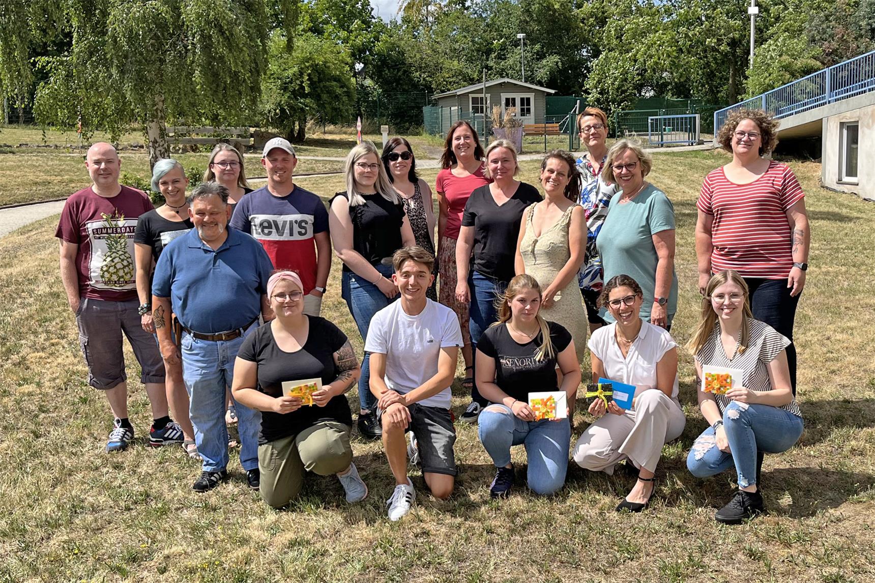 Gruppenfoto mit Absolventen und Ausbildungsverantwortlichen im Caritas Zentrum 