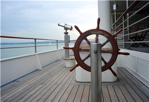 Berliner Gespräch/Foto: © sinuswelle - Fotolia.com Steuerradt und Fernrohr auf einem Schiff