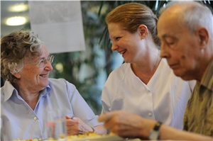 Generalistische Pflegeausbildung ist Weg in die Zukunft/Foto: Pedro Citoler Altenpflegerin mit zwei älteren Herrschaften beim Essen