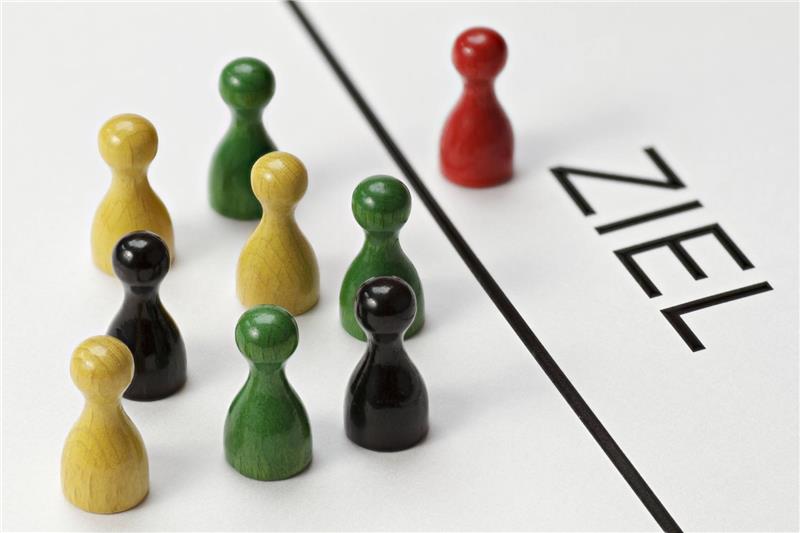 Verschiedene Spielkegel vor der Ziellinie