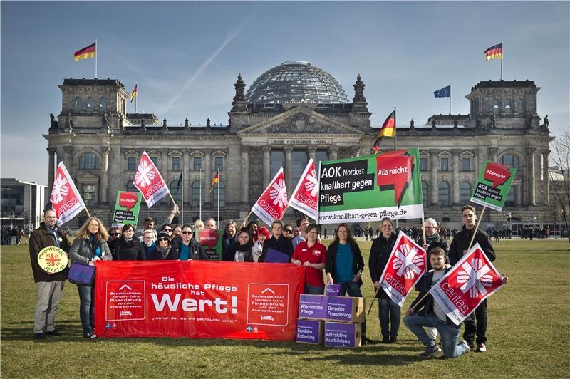 Vertreter/innen der ambulanten Pfelge vor dem Reichstag