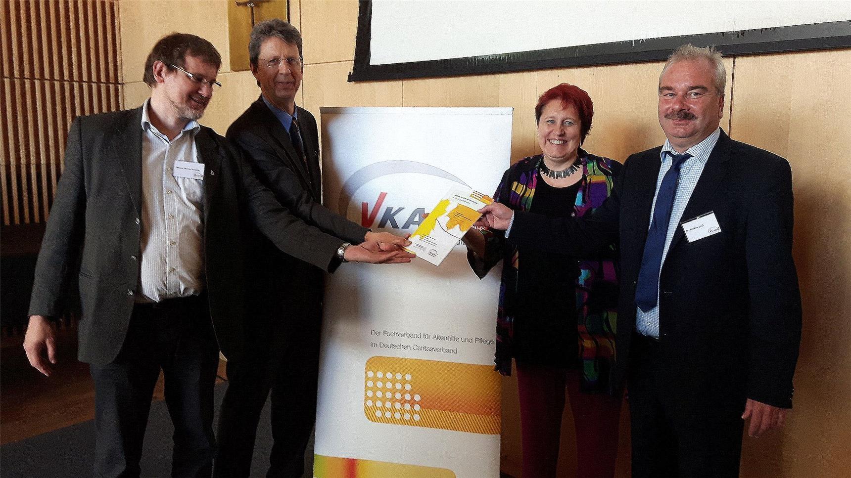 Der Forschungsbericht wird an Vertreter des VKAD übergeben