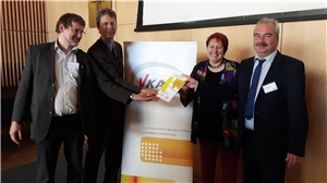 Übergabe des Forschungsberichts Der Forschungsbericht wird an Vertreter des VKAD übergeben