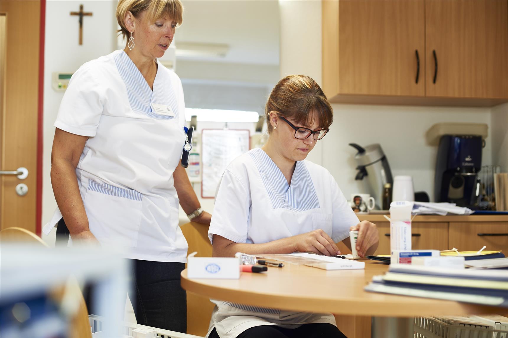 Altenpflegeschülerin mit Anleiterin