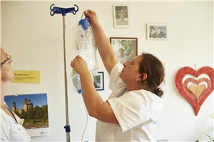 Behandlungspflege im Heim Vorbereitung parenterale Ernährung