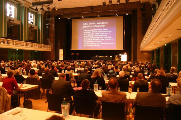 Tagungsteilnehmer im großen Saal während einer Bundestagung des VKAD