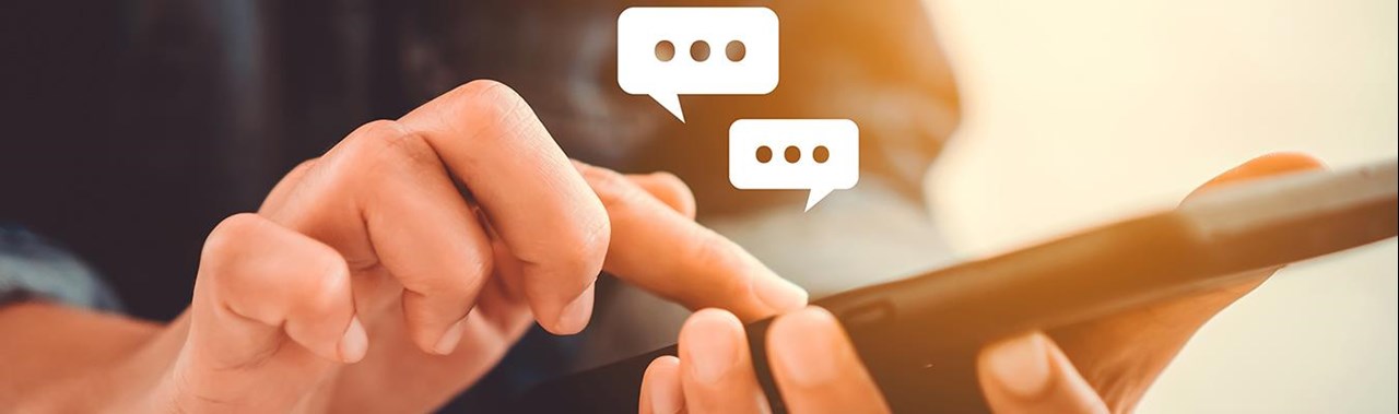 Finger tippen auf Smartphone-Display
