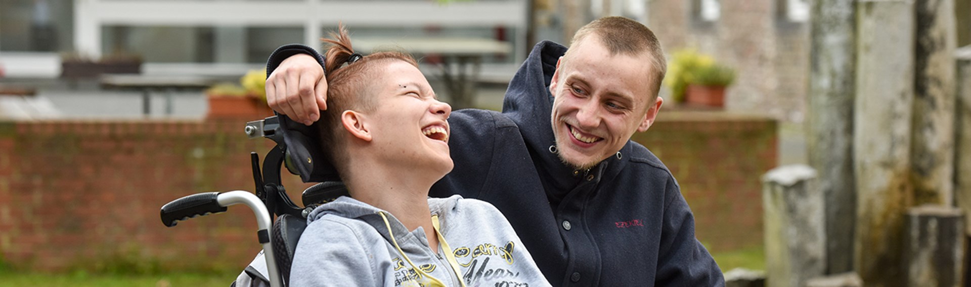 Frau mit Behinderung in Rollstuhl