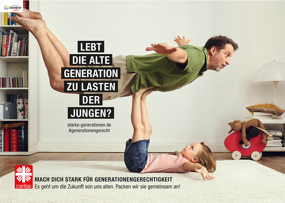 Ein Mädchen stemmt seinen Vater